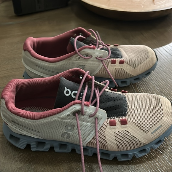 On Running Blush and Charcoal Sneakers Used missing in soles size 7 - Picture 2 of 6